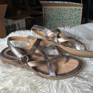 B o c (born) sandels